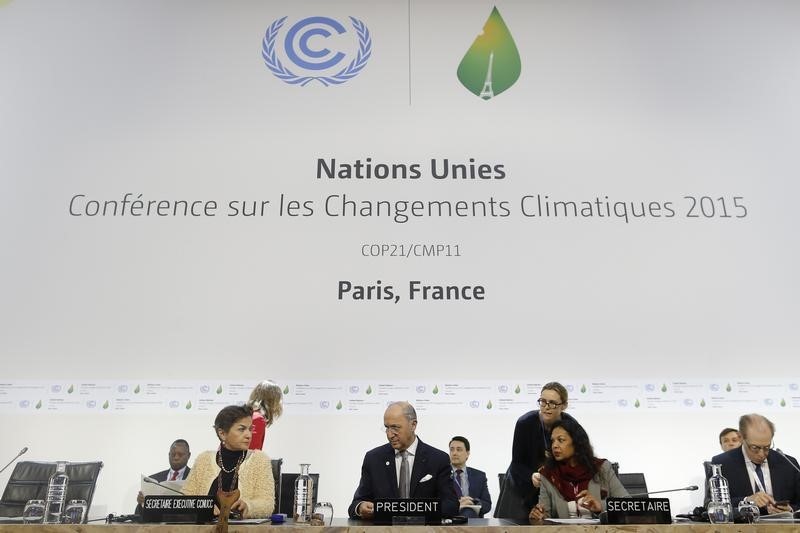 © Reuters. Il tavolo di presidennza della Conferenza Onu di Parigi sui cambiamenti climatici, oggi