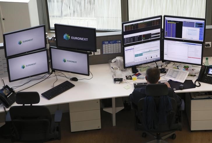 © Reuters. La "surveillance room" di Euronext alla Defense, vicino a Parigi