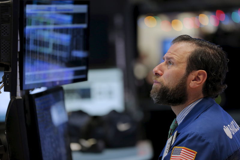 © Reuters. Трейдер на торгах Нью-Йоркской фондовой биржи 
