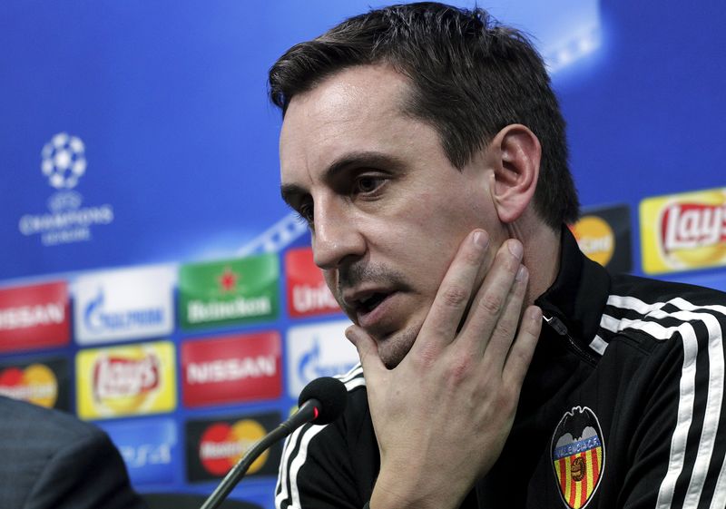 © Reuters. La afición del Valencia será clave para Neville 