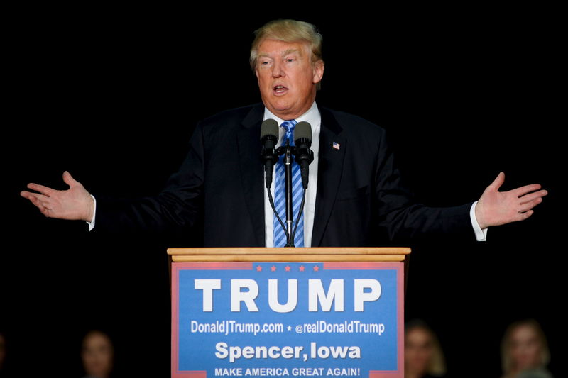 © Reuters. U.S. Republican presidential candidate Trump speaks during a campaign stop in Spencer, Iowa