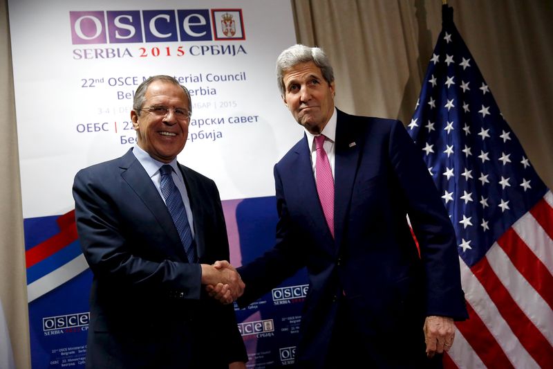 © Reuters. لافروف وكيري يبحثان إمكانية عقد اجتماع جديد لمجموعة دعم سوريا