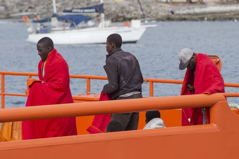 © Reuters. السلطات المغربية تنتشل 11 جثة بعد غرق قارب يقل مهاجرين