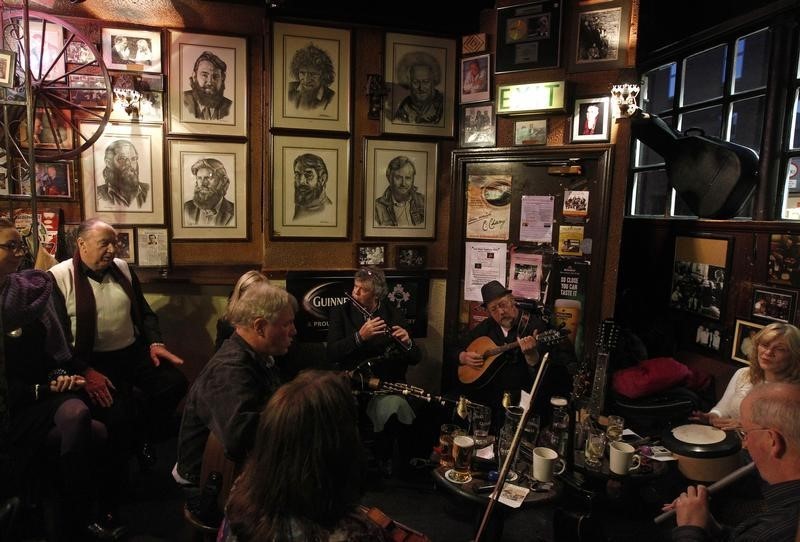 © Reuters. Musicians play Irish traditional music in a pub in central Dublin