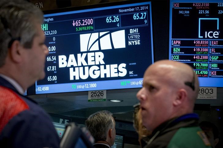 © Reuters. Traders work by the post that trades Baker Hughes on the floor of the New York Stock Exchange