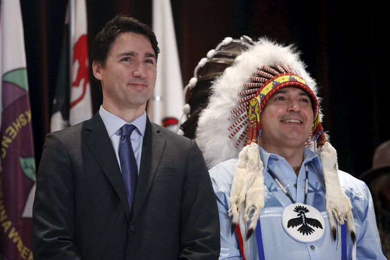 © Reuters. Canada's PM Trudeau stands with AFN National Chief Bellegarde during the Assembly of First Nations Special Chiefs Assembly in Gatineau