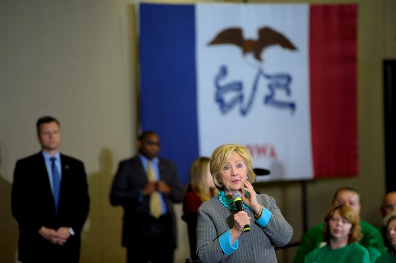 © Reuters. U.S. Democratic presidential candidate Clinton speaks during a town hall in Waterloo, Iowa