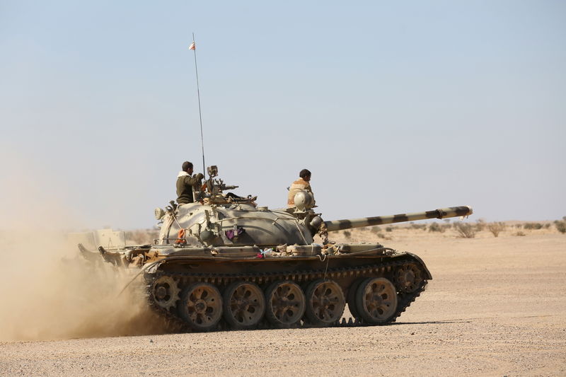 © Reuters. Tank operated by government army moves to shell Houthi positions in al-Labanat area between Yemen's northern provoices of al-Jawf and Marib