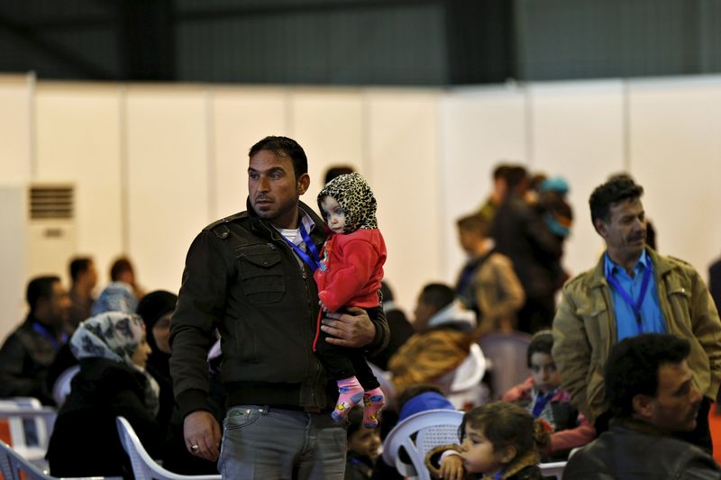 © Reuters. أول طائرة تقل لاجئين سوريين ستصل كندا يوم الخميس