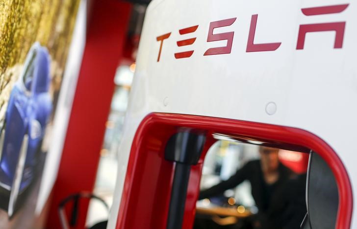 © Reuters. A Tesla logo is seen in the dealership in Berlin