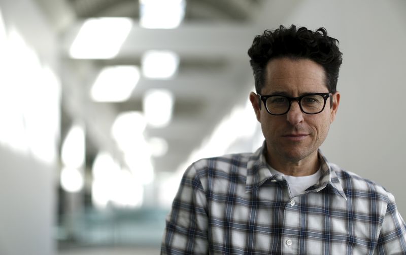 © Reuters. Diretor J.J. Abrams posa para fotografia durante promoção do filme "Star Wars-O Despertar da Força", em Los Angeles 