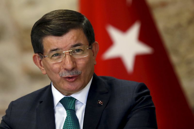 © Reuters. Premiê turco, Ahmet Davutoglu, durante encontro com a imprensa estrangeira