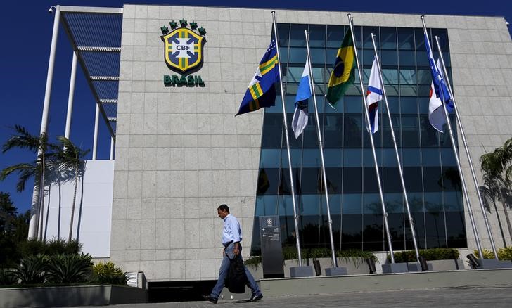 © Reuters. Homem caminha diante da sede da CBF no Rio de Janeiro