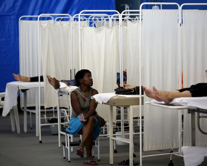 © Reuters. Pacientes recebem tratamento contra os sintomas da dengue