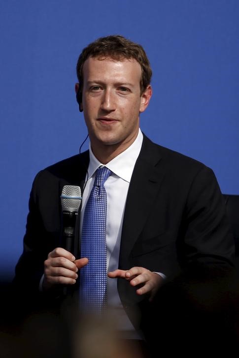 © Reuters. زوكربيرج الرئيس التنفيذي لفيسبوك يعلن دعمه للمسلمين