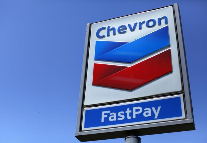 © Reuters. A Chevron gas station sign is seen in Del Mar, California