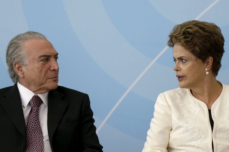 © Reuters. Vice-presidente Michel Temer e a presidente Dilma Rousseff conversam durante cerimônia no Palácio do Planalto 