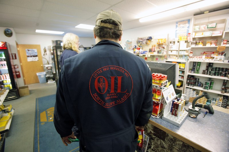 © Reuters. A worker waits in line at the general store in Prudhoe Bay, Alaska