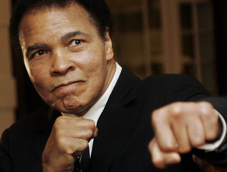 © Reuters. U.S. boxing great Muhammad Ali poses at the World Economic Forum in Davos