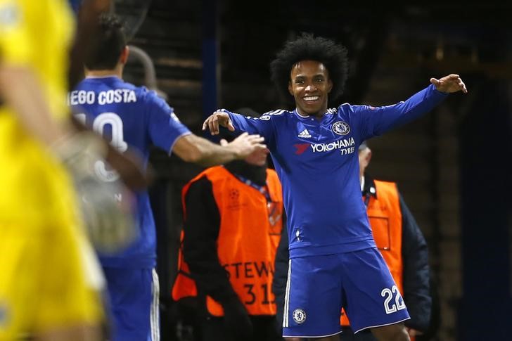 © Reuters. Foto del miércoles de Willian celebrando tras marcar el segundo gol del Chelsea en su victoria sobre Porto