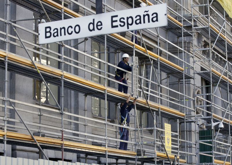 © Reuters. El Banco de España advierte de la presión en los márgenes de la banca 