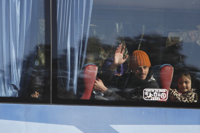 © Reuters. المرصد: مقاتلون سوريون يصلون إدلب بعد هدنة محلية في حمص