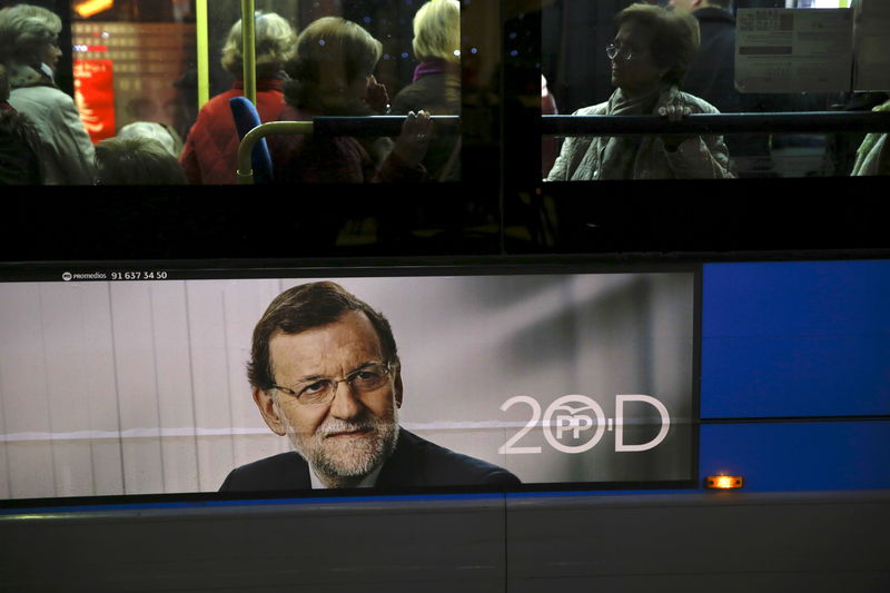 © Reuters. Rajoy lanza nuevas promesas tributarias a días de las elecciones