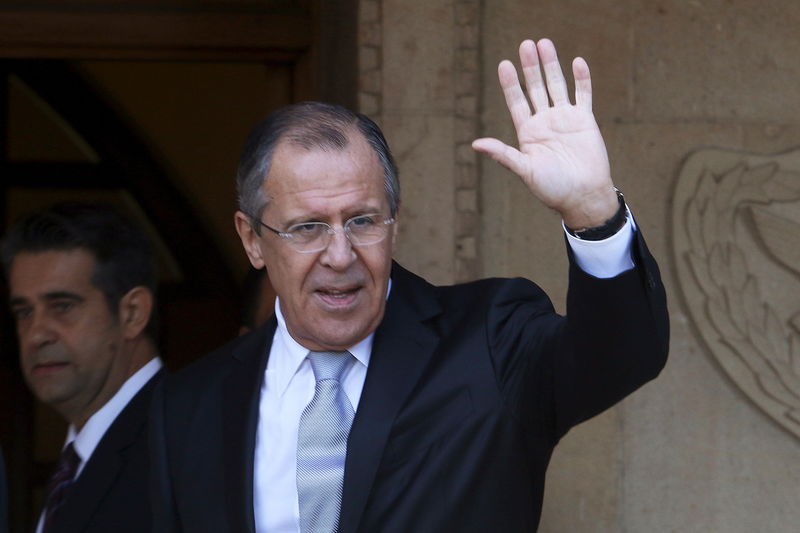 © Reuters. Russian Foreign Minister Sergei Lavrov waves to media at the Presidential Palace  in Nicosia