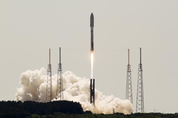 © Reuters. Ракета-носитель Atlas V консорциума United Launch Alliance с космическим аппаратом OTV-4 ВВС США стартует с космодрома на мэсе Канаверал 