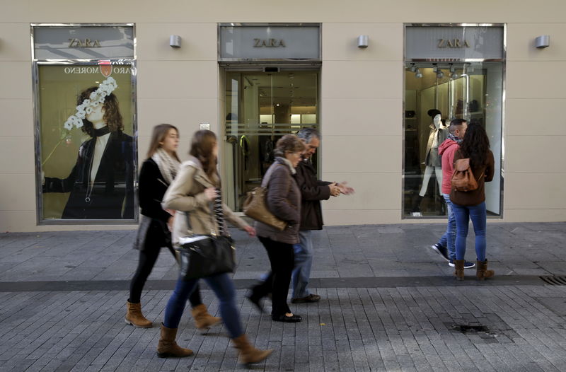 © Reuters. People walk past a Zara store in central Madrid