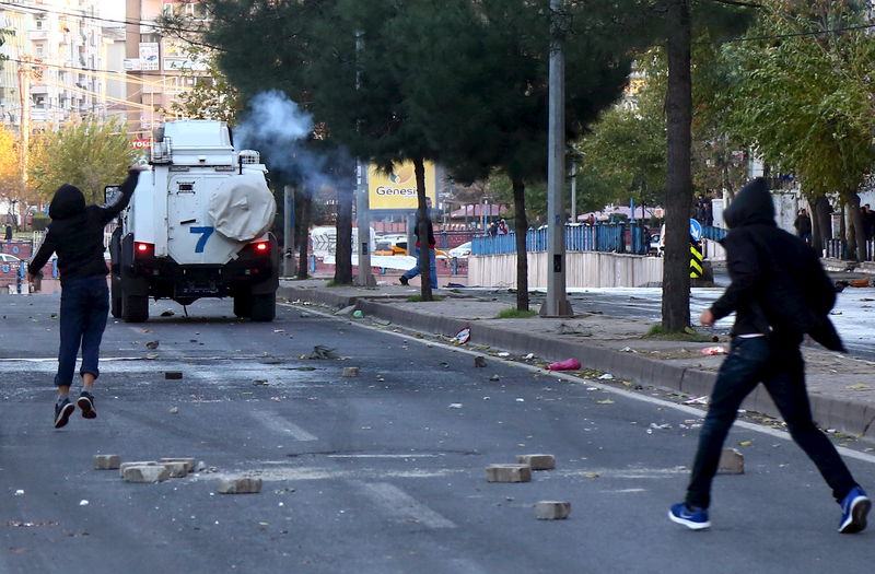 © Reuters. مقتل 7 مسلحين أكراد وشرطي في جنوب شرق تركيا