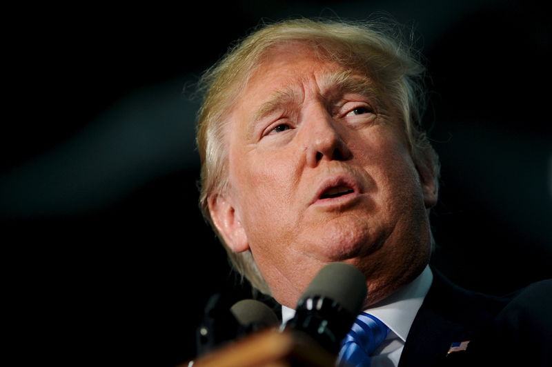 © Reuters. U.S. Republican presidential candidate Trump speaks at a campaign stop in Spencer, Iowa