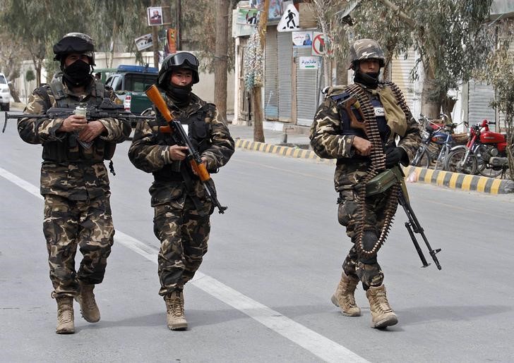 © Reuters. Membros das forças de segurança do Afeganistão durante operação em Kandahar