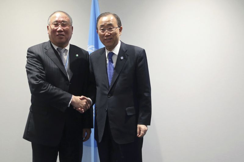 © Reuters. Xie Zhenhua, Special Representative for Climate Change of China, and United Nations Secretary-General Ban Ki-moon pose during the World Climate Change Conference 2015 at Le Bourget