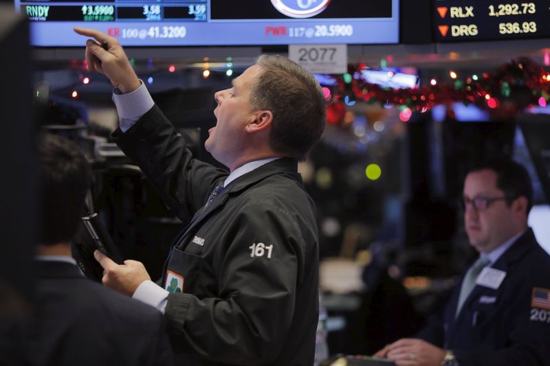 © Reuters. A trader works shortly after the opening bell on the floor of the New York Stock Exchange in the Manhattan borough of New York 