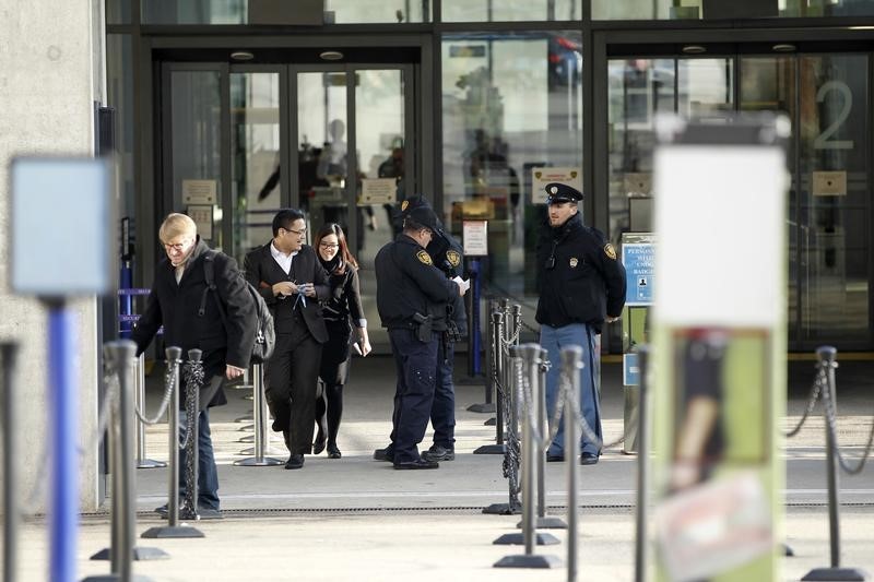 © Reuters. الشرطة السويسرية: لا توجد معلومات تربط المشتبه بهم في جنيف بهجمات باريس