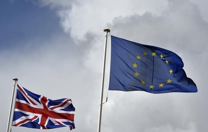 © Reuters. The Britain's Union Jack flag flutters next to the EU flag at the opening ceremony of the Commonwealth Heads of Government Meeting in Valletta