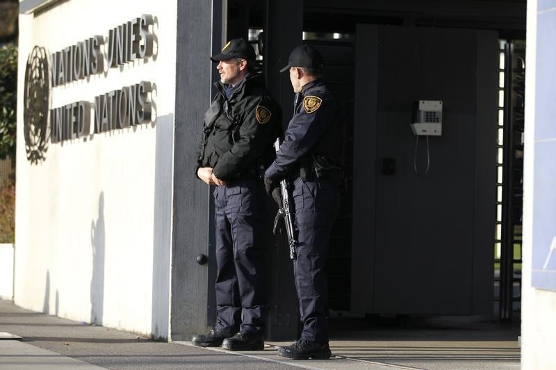 © Reuters. Ginevra, controlli all'ingresso della sede delle Nazioni Unite, oggi