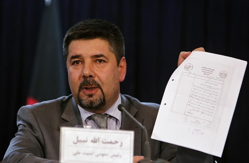 © Reuters. Rahmatullah Nabil, head of Afghanistan's NDS, shows a paper during a joint news conference in Kabul