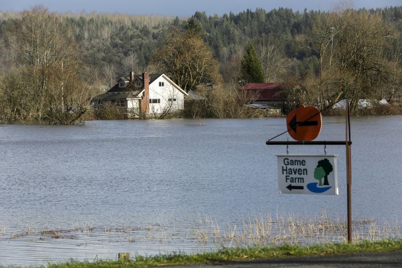 © Reuters. Casa cercada por água após chuva em Carnation, Washington