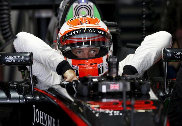 © Reuters. Jenson Button durante sessão de treino antes do Grande Prêmio do Japão