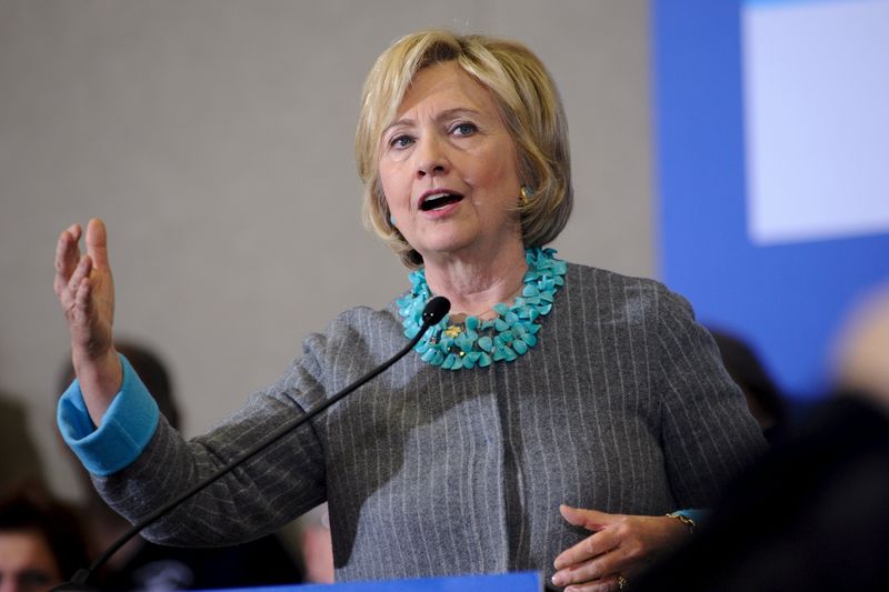 © Reuters. U.S. Democratic presidential candidate Clinton speaks during a town hall in Waterloo, Iowa