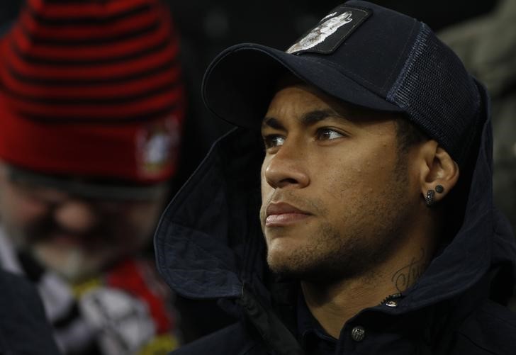 © Reuters. Neymar assiste à partida entre Barcelona e Bayer Leverkusen, em Leverkusen