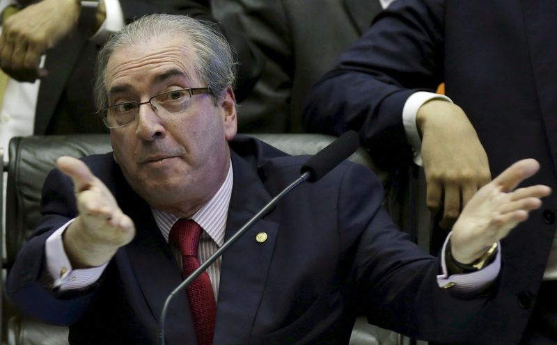 © Reuters. Eduardo Cunha gesticula durante sessão da Câmara dos Deputados