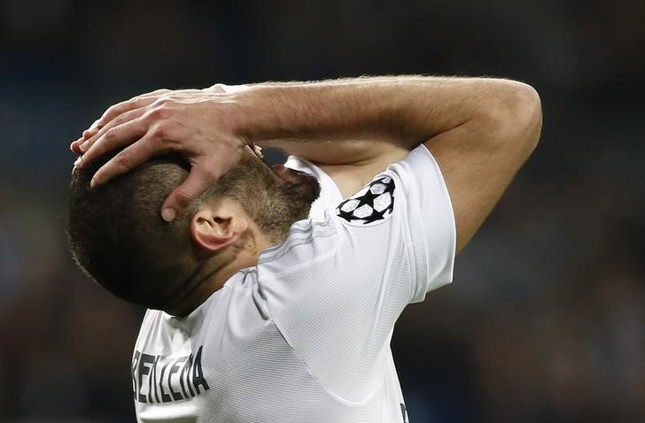 © Reuters. Karim Benzema lamenta em jogo do Real Madrid 