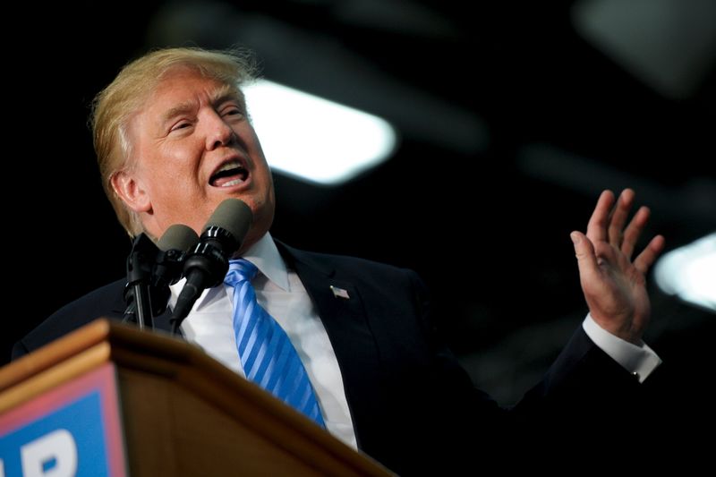 © Reuters. U.S. Republican presidential candidate Trump speaks at a campaign stop in Spencer, Iowa