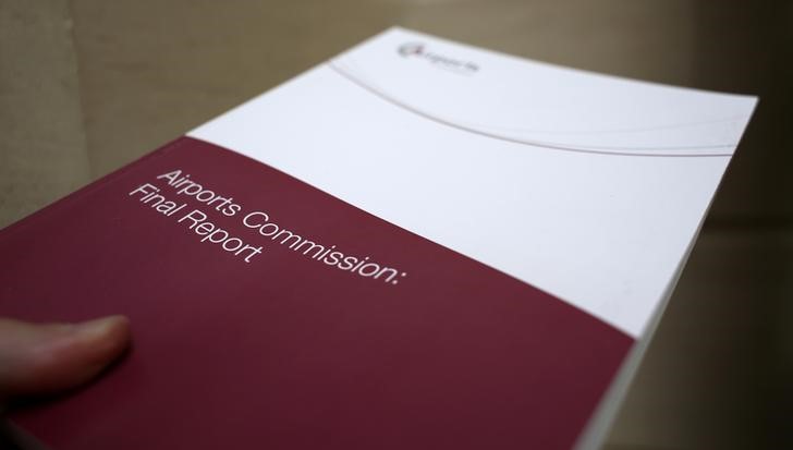 © Reuters. A copy of the Airports Commission final report is seen during a news conference in London