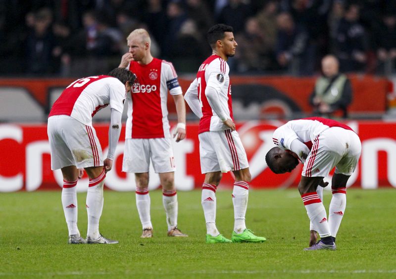 © Reuters. Jogadores do Ajax lamentam em jogo contra o Molde