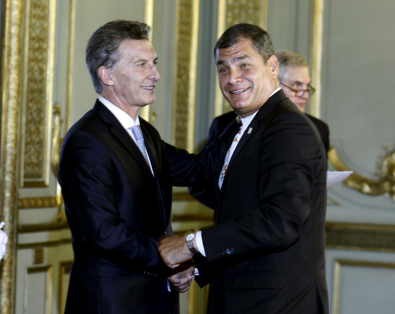 © Reuters. Macri é cumprimentado por Correa na posse em Buenos Aires