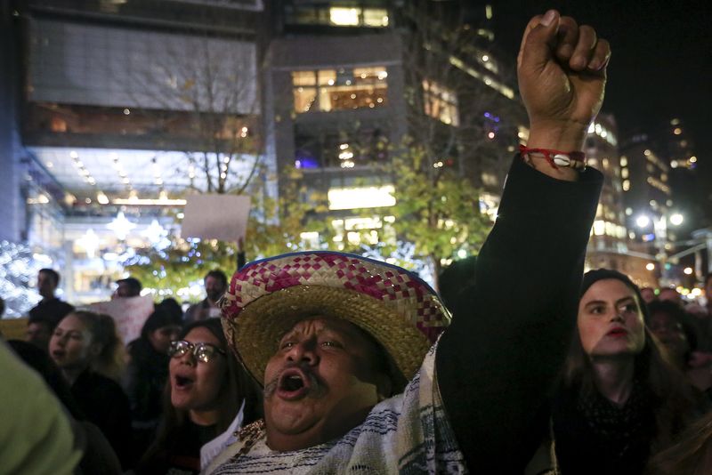 © Reuters. Man in traditional Mexican apparel takes part in an anti-Donald Trump, pro-immigration protest in the Manhattan borough of New York 